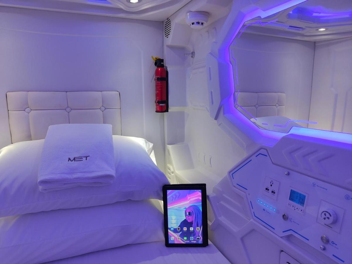 Met A Space Pod @Phrom Phong バンコク都 エクステリア 写真